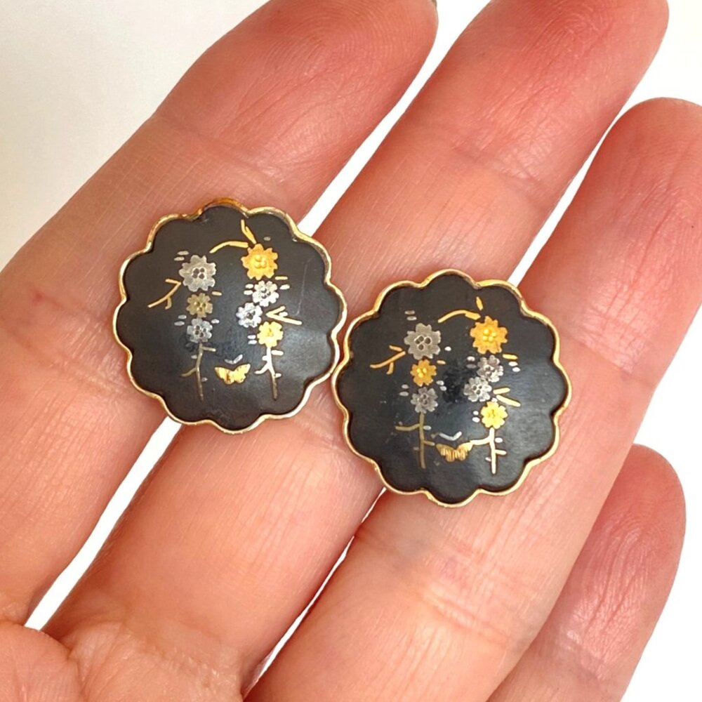 Amita Japan Damascene Black Metal Inlaid Flower Design Screw Back Earrings Vtg